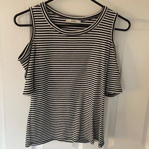 Stripped short sleeve off the shoulder